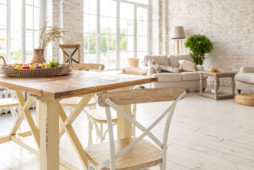 Drewniany parkiet to jeden z najbardziej popularnych i cenionych materiałów na podłogi