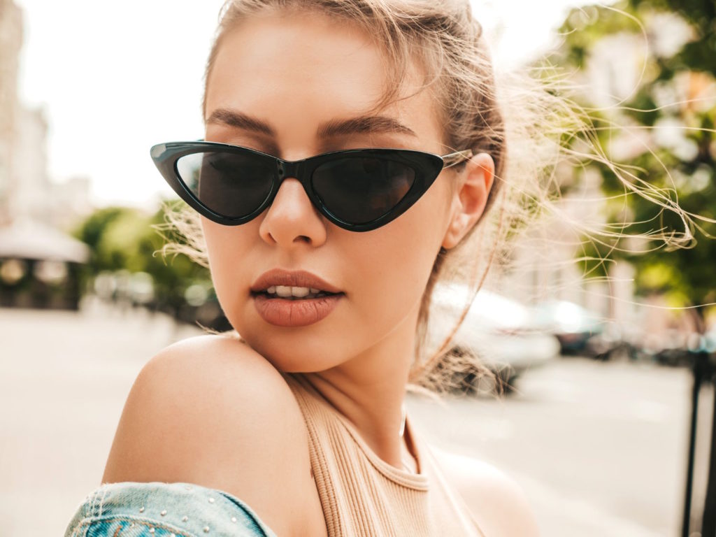 Kobiety uwielbiają słońce i chcą, aby ich okulary przeciwsłoneczne nie tylko ładnie wyglądały, ale także dobrze chroniły oczy