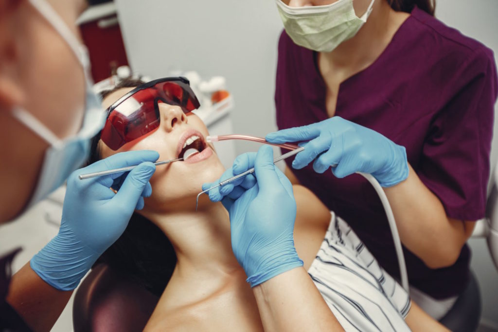 Wiele osób uważa, że efektywne wybielanie zębów wiąże się z wysokimi kosztami