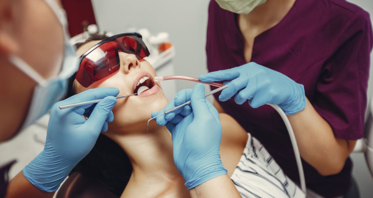 Wiele osób uważa, że efektywne wybielanie zębów wiąże się z wysokimi kosztami