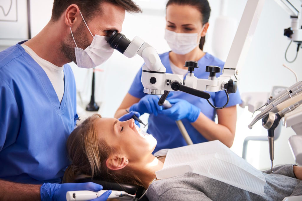 Stomatologia mikroskopowa to nowoczesna metoda leczenia zębów, która wykorzystuje zaawansowane technologie i specjalistyczny sprzęt