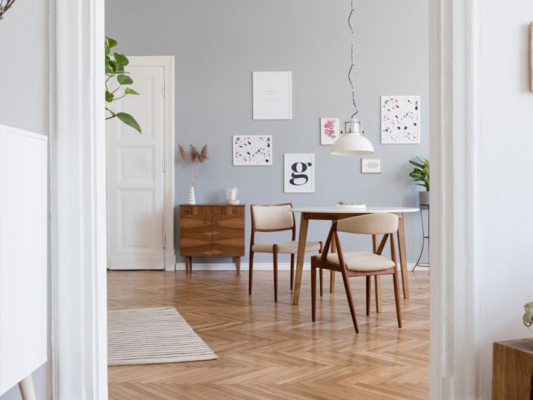 Wyjątkowe podłogi drewniane – zalety deski litej